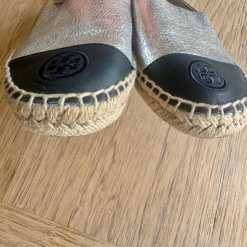 $198‎ TORY BURCH Colorblock Espadrille Sz 6 Silver Cracked Metallic & Navy Flats